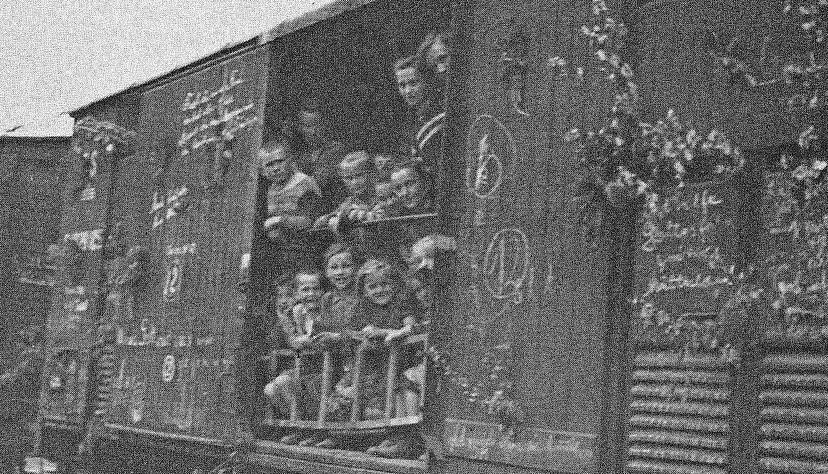 Ein Zugtransport mit Ungarndeutschen aus St. Peter vor der Abfahrt im Frühjahr Jahr 1946.
Foto: Joschi Ament Ein Zugtransport mit Ungarndeutschen aus St. Peter vor der Abfahrt im Frühjahr Jahr 1946.
Foto: Joschi Ament