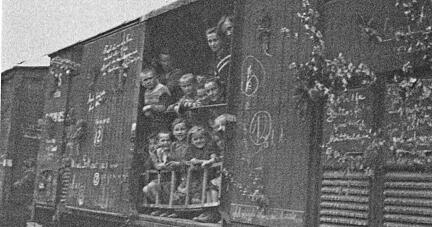 Ein Zugtransport mit Ungarndeutschen aus St. Peter vor der Abfahrt im Frühjahr Jahr 1946.
Foto: Joschi Ament Ein Zugtransport mit Ungarndeutschen aus St. Peter vor der Abfahrt im Frühjahr Jahr 1946.
Foto: Joschi Ament