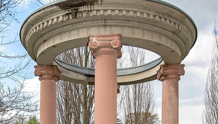 Blickfang: Tempel mit antiken Säulen. Er stammt aus dem Erbe einer Bürgerin. Blickfang: Tempel mit antiken Säulen. Er stammt aus dem Erbe einer Bürgerin.