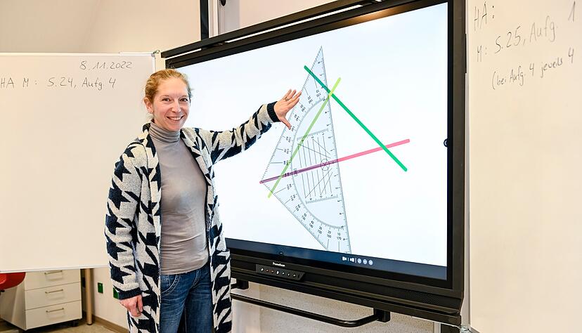 Kerstin Freudenthaler, Leiterin der Hermann-Herzog-Schule, demonstriert, wie der Gro&szlig;bildschirm als digitale Tafel herh&auml;lt.
Foto: Christiana Kunz