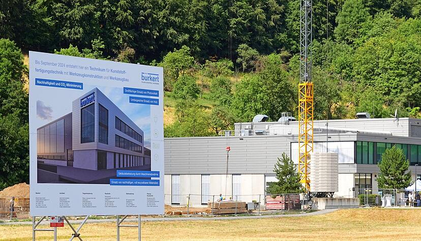 Auf der Tafel vor der Baustelle ist das geplante Erweiterungsgebäude des Bürkert-Campus in Criesbach gut zu erkennen. Rund 17 Millionen Euro investiert das Unternehmen hier.
Fotos: Christian Gleichauf Auf der Tafel vor der Baustelle ist das geplante Erweiterungsgebäude des Bürkert-Campus in Criesbach gut zu erkennen. Rund 17 Millionen Euro investiert das Unternehmen hier.
Fotos: Christian Gleichauf