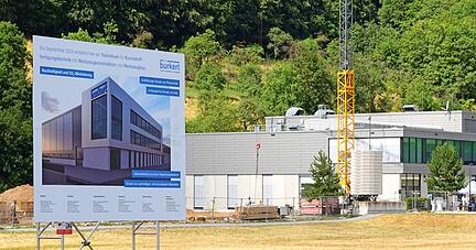 Auf der Tafel vor der Baustelle ist das geplante Erweiterungsgeb&auml;ude des B&uuml;rkert-Campus in Criesbach gut zu erkennen. Rund 17 Millionen Euro investiert das Unternehmen hier.
Fotos: Christian Gleichauf