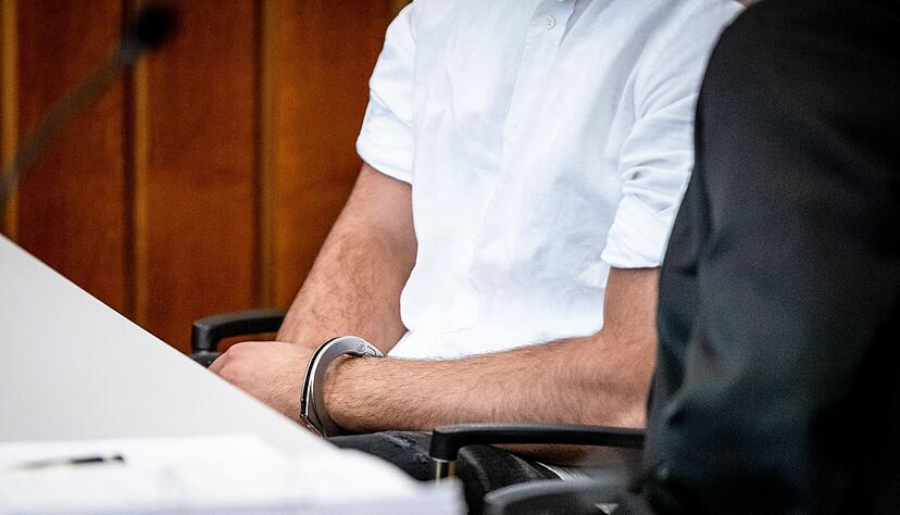 Der wegen Mordes angeklagte 21-jährige Mann muss für neun Jahre in Haft. Der wegen Mordes angeklagte 21-jährige Mann muss für neun Jahre in Haft.