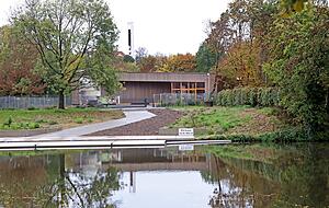 Das neue Wassersportzentrum ist ein modernes Holzgebäude.