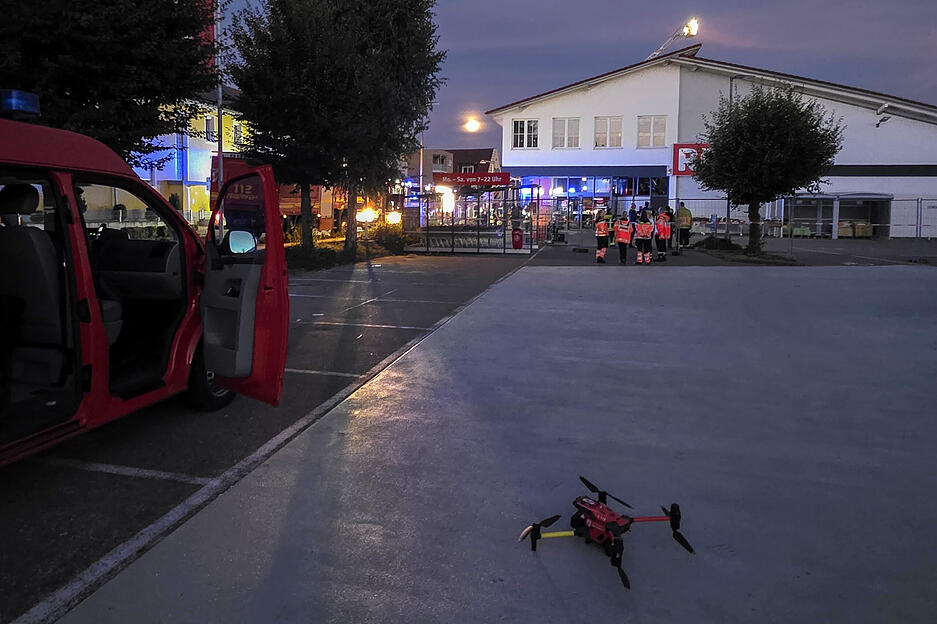 Vier Menschen sind bei dem Dacheinsturz im Supermarkt verletzt worden. In Lauchringen sind etliche Kräfte von Polizei, Feuerwehr, THW und Rettungsdienst im Einsatz gewesen.