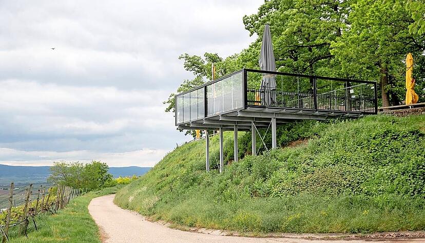 Die Aussichtsplattform beim Brackenheimer "Hörnle" steht ohne Genehmigung. Sie dürfte nicht genutzt werden. Trotzdem wird dort regulär bedient. Die Aussichtsplattform beim Brackenheimer "Hörnle" steht ohne Genehmigung. Sie dürfte nicht genutzt werden. Trotzdem wird dort regulär bedient.