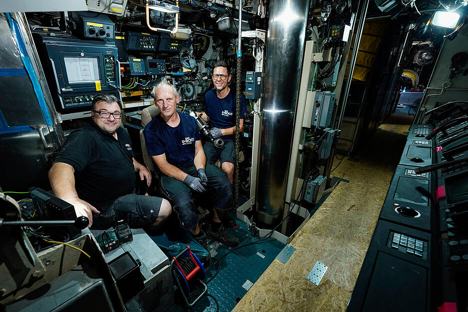 Robert Mrijaj (von links), Armin Hönig und Matthias Krieg, Mitarbeiter des Technikmuseums Sinsheim, sitzen auf dem Gelände des Technikmuseums Speyer im ausgemusterten U-Boot U17. Die Techniker bereiten das U-Boot für Reise nach Sinsheim vor.