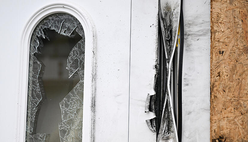 An einem Hauseingang sind Spuren zu sehen. Mutmaßlich wurde hier nach Schüssen mit zwei Toten in Bad Friedrichshall ein Tatverdächtiger von einem Einsatzkommando der Polizei festgenommen.