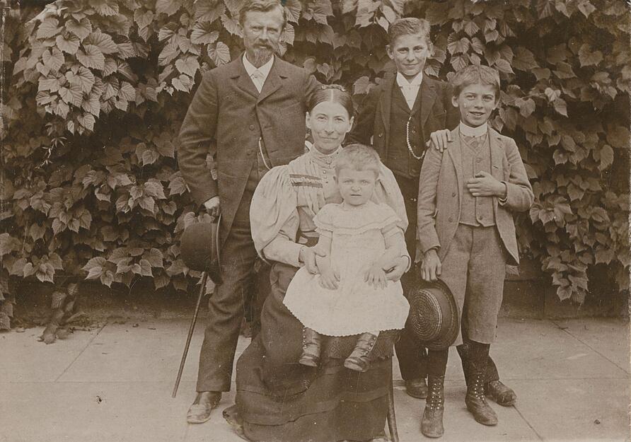Wilhelm Maybach mit seiner Frau Bertha, den Söhnen Karl und Adolf und Tochter Emma um 1885.