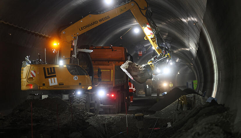 Im Schemelsbergtunnel haben die Baumaschinen das Regiment übernommen. Zurzeit werden Leitungsarbeiten erledigt.