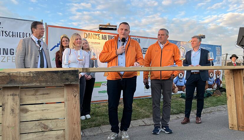 Bürgermeister Martin Piott begrüßt Landwirtschaftsminister Peter Hauk (CDU, links) bei der Eröffnung vom Rebenglühen. Gefeiert wird drei Abende von 17 bis 23 Uhr. Bürgermeister Martin Piott begrüßt Landwirtschaftsminister Peter Hauk (CDU, links) bei der Eröffnung vom Rebenglühen. Gefeiert wird drei Abende von 17 bis 23 Uhr.