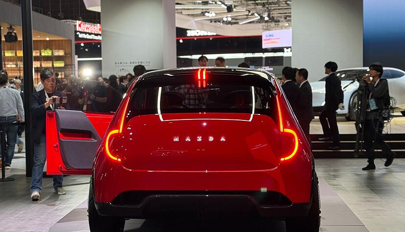 Der Fünftürer Vision X-Compact von Mazda zeigt sich mit markanten Rückleuchten. Der Fünftürer Vision X-Compact von Mazda zeigt sich mit markanten Rückleuchten.