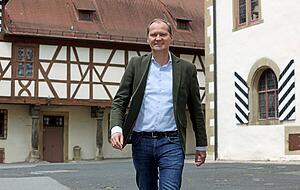 Baron Götz von Berlichingen ist 52 Jahre alt, verheiratet und hat drei Töchter. Beruflich ist er Rechtsanwalt und hat eine Kanzlei in Heilbronn. Zudem leitet er das Familienunternehmen, zu dem Forst- und Landwirtschaft gehören. Foto: Seidel Baron Götz von Berlichingen ist 52 Jahre alt, verheiratet und hat drei Töchter. Beruflich ist er Rechtsanwalt und hat eine Kanzlei in Heilbronn. Zudem leitet er das Familienunternehmen, zu dem Forst- und Landwirtschaft gehören. Foto: Seidel