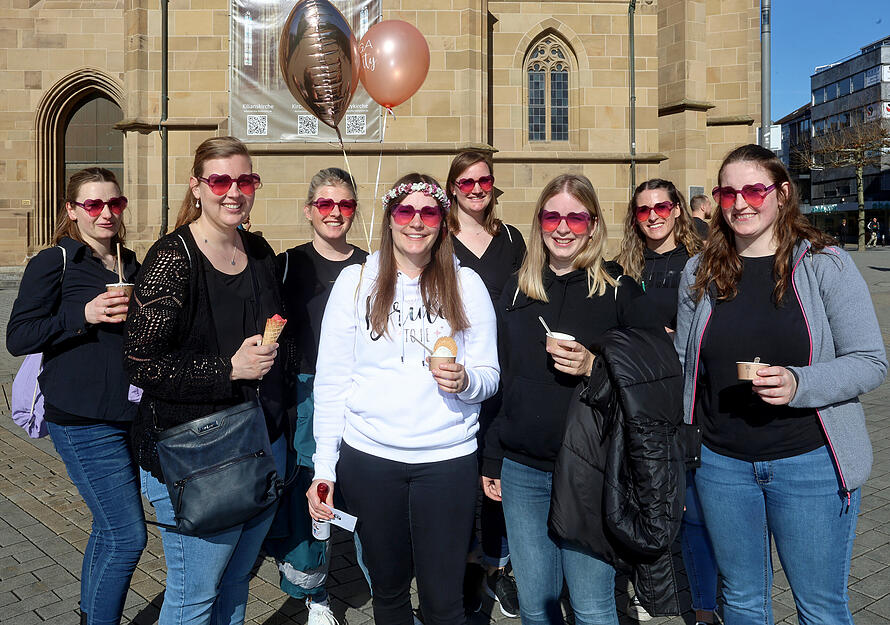 Gute Laune hat diese Gruppe beim Junggesellinnenabschied in der Heilbronner Innenstadt.