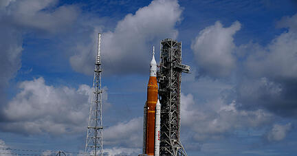 Die neue NASA-Mondrakete steht auf der Startrampe 39-B im Kennedy Space Center in Cape Canaveral, Florida. Der Start der Artemis-Mission war für Montag, den 29. August, geplant - er wurde kurzfristig abgebrochen.