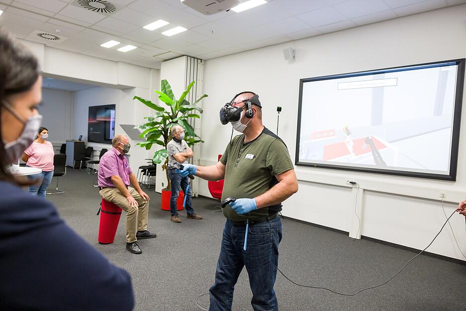 Die anderen Teilnehmer k&ouml;nnen mitverfolgen, was Timo Lohrer gerade mit seinen Controllern bewerkstelligt.