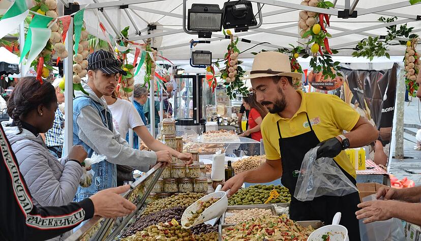 Viele Olivensorten und so einiges mehr hat Giuseppe Farruggio im Angebot. "Nur das Beste vom Besten, das verkauft sich von alleine", ist er überzeugt.
Foto: Stefanie Pfäffle