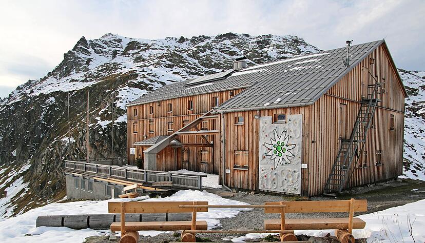 Die Saison auf der Heilbronner Hütte im Vorarlberger Montafon-Gebiet endete am Tag der Deutschen Einheit mit Schnee, Regen und Sonne.
Foto: Schwinghammer