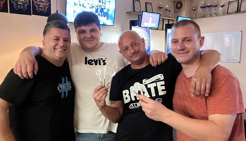 Tobi, Luka, Saša und Gavrilo Sibinski (von rechts) sind eine eingeschworene Mannschaft. Tobi, Luka, Saša und Gavrilo Sibinski (von rechts) sind eine eingeschworene Mannschaft.