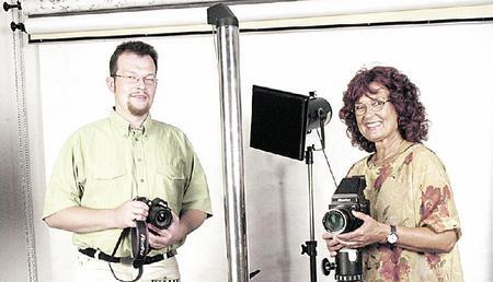 Undine und Michael Butterbrodt in ihrem Element als Meister &uuml;ber Licht und Schatten im Bad Rappenauer Foto-Ly-Studio. (Foto: Steffan Maurhoff)