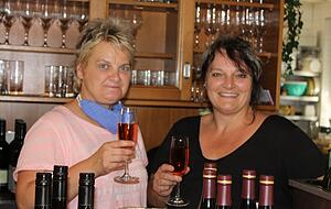 Maren L&ouml;he (rechts) hat vor 20 Jahren den Weinbaubetrieb L&ouml;he von ihren Eltern &uuml;bernommen. Mit ihrer Schwester Nicole Fiesel f&uuml;hrt sie einen Besen in Erlenbach.