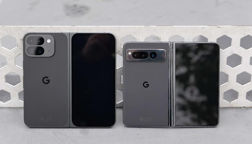 Gr&ouml;&szlig;er und schlanker: Das Pixel 9 Pro Fold (l) im Vergleich zum Vorg&auml;nger Pixel 8 Pro Fold (r).
