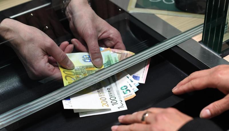 Die Bedeutung von Bargeld wird weiter abnehmen, weil immer mehr Menschen merken, dass es bequemer ist, mit Karte oder Smartphone zu bezahlen, meint unser Autor. Die Bedeutung von Bargeld wird weiter abnehmen, weil immer mehr Menschen merken, dass es bequemer ist, mit Karte oder Smartphone zu bezahlen, meint unser Autor.