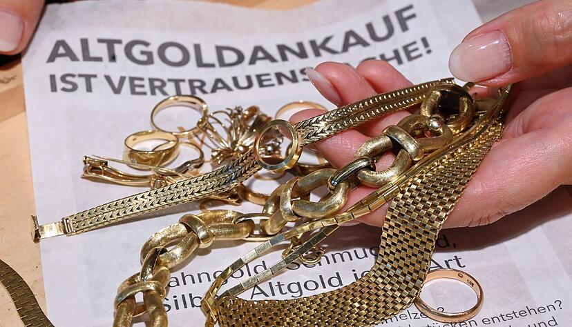 Angesichts steigender Preise verkaufen viele Menschen Altgold. (Archivbild)