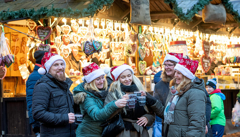 Besucher auf dem Weihnachtsmarkt in Bad Wimpfen.