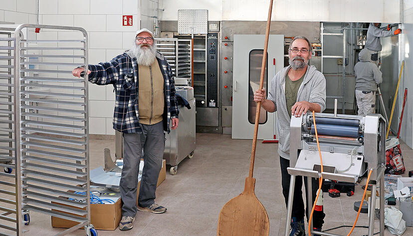 Oliver (links) und Bernd Hörtling planen, im März die Familienbäckerei mit Laden wiederzueröffnen. Nach einem Brand 2023 haben sie alles wieder aufgebaut. Oliver (links) und Bernd Hörtling planen, im März die Familienbäckerei mit Laden wiederzueröffnen. Nach einem Brand 2023 haben sie alles wieder aufgebaut.