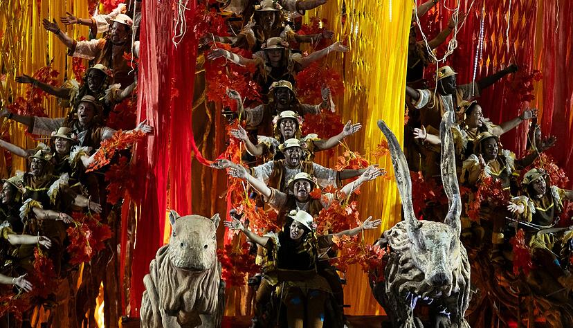 Zehntausende Zuschauer verfolgen das Spektakel.