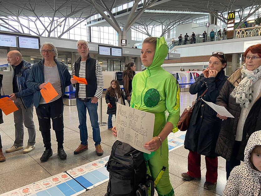 Protestaktion der "Letzten Generation" am Flughafen Stuttgart Protestaktion der "Letzten Generation" am Flughafen Stuttgart