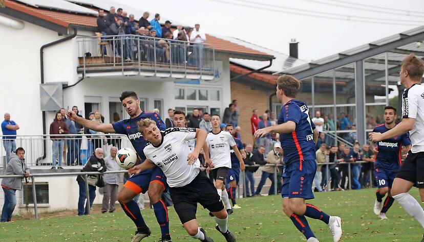 Unter Beobachtung: Michael Kleinschrodt vom FSV Hollenbach (l.) ist unter den Augen von Jan Ruven Schieferdecker (M.) in einen Zweikampf verwickelt.
Foto: Marc Schmerbeck