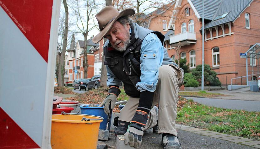 Der Mann mit Hammer und Schlapphut: Gunter Demnig verlegt einen Stolperstein im westfälischen Bad Oeynhausen. Bald wird er in Eppingen erwartet.
Foto: Alexander Hettich Der Mann mit Hammer und Schlapphut: Gunter Demnig verlegt einen Stolperstein im westfälischen Bad Oeynhausen. Bald wird er in Eppingen erwartet.
Foto: Alexander Hettich