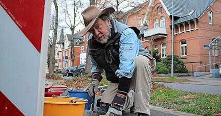 Der Mann mit Hammer und Schlapphut: Gunter Demnig verlegt einen Stolperstein im westfälischen Bad Oeynhausen. Bald wird er in Eppingen erwartet.
Foto: Alexander Hettich Der Mann mit Hammer und Schlapphut: Gunter Demnig verlegt einen Stolperstein im westfälischen Bad Oeynhausen. Bald wird er in Eppingen erwartet.
Foto: Alexander Hettich