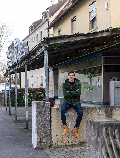"Die Leipziger Buchmesse wäre ein Highlight gewesen. Darauf habe ich mich sehr gefreut", sagt Autor Cihan Acar, dessen Roman "Hawaii" Mitte Februar erschienen ist. Der 33-Jährige aus Bad Friedrichshall wäre viel unterwegs gewesen, um sein Debüt vorzustellen – unter anderem in Leipzig. Wie andere Veranstaltungen wurde allerdings auch die Branchenschau im März abgesagt.
"Zum Glück ist nicht alles weggefallen", sagt Acar. Denn ein paar Termine fanden dann doch statt. Darunter Lesungen und Interviews, an denen er online oder per Telefon teilnehmen konnte. "Ich habe wahrgenommen, dass viel Unterstützung für uns Debütanten da war. Es gab eine Solidarität im Literaturbetrieb", so der Nachwuchsautor. In den vergangenen Monaten hat er schon Ideen für einen zweiten Roman gesammelt. "Die Gedanken werden immer konkreter", sagt Acar. Und eine Kurzgeschichte fürs Radio hat er auch geschrieben.
Mit Blick auf den bevorstehenden Herbst hofft Acar, dass alle Veranstaltungen, zu denen er in diesem Zeitraum angefragt worden ist, auch stattfinden können. "Das Thema Corona wird uns noch lange beschäftigen", sagt er.