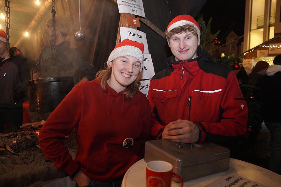 Die Menschen in den Verkaufsbuden hatten gut lachen. Die Menschen in den Verkaufsbuden hatten gut lachen.