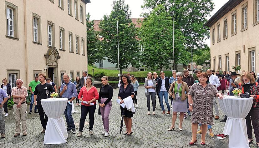 Zahlreiche Gäste verfolgten im Schlosshof der Akademie für Landbau und Hauswirtschaft in Kupferzell gespannt die Verleihung der Hohenloher Bio-Sterne 2021 an 14 Betriebe aus drei Landkreisen. Zahlreiche Gäste verfolgten im Schlosshof der Akademie für Landbau und Hauswirtschaft in Kupferzell gespannt die Verleihung der Hohenloher Bio-Sterne 2021 an 14 Betriebe aus drei Landkreisen.