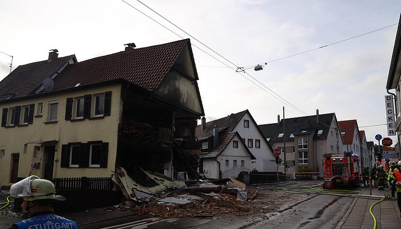 Gegen 13:30 kam es in einem Wohnhaus in Stuttgart zu einer Explosion. Gegen 13:30 kam es in einem Wohnhaus in Stuttgart zu einer Explosion.