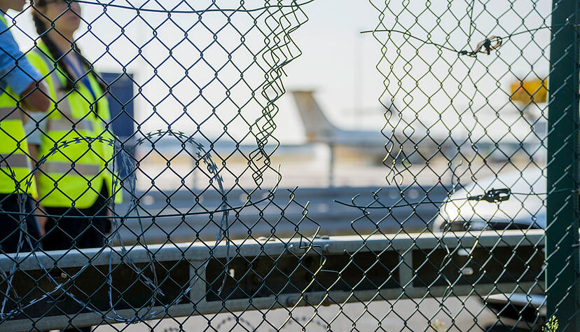 Ein Loch im Zaun mit verheerenden Folgen: Aktivisten der "Letzten Generation" haben am Donnerstagmorgen kurzzeitig den Frankfurter Flughafen blockiert.