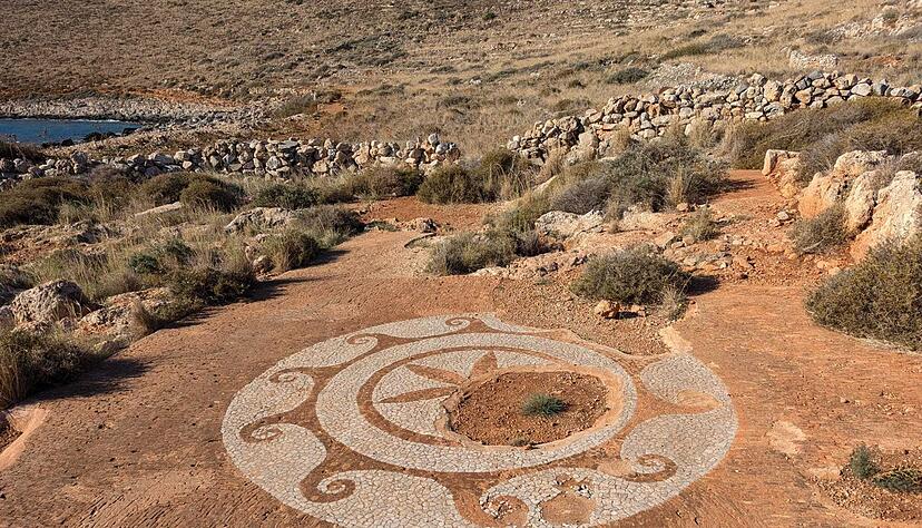 Pr&auml;gend waren patriarchisch ausgerichtete Gemeinschaften, die einzigartige, nur in der Inneren Mani zu findenden Megalithbauten schufen.