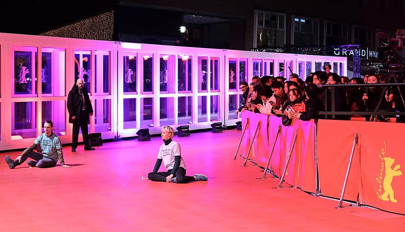 Zwei Aktivisten der Klimagruppe Letzte Generation klebten sich auf dem Roten Teppich fest. Als erster Film wurde die Kom&ouml;die "She came to me" gezeigt.
Foto: dpa