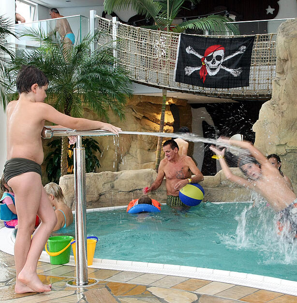 September 2008: Im Aquatoll eröffnet die neue Kindererlebniswelt und Panoramasauna. Wasserkanone, Hängebrücke, Grotte, Tropfsteinhöhle und Kletterfelsen – das Inselreich für die jungen Besucher hat viele Attraktionen zu bieten.