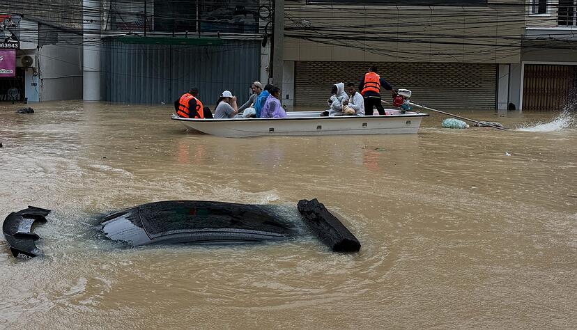 Viele Menschen sind nur noch mit Booten erreichbar. Viele Menschen sind nur noch mit Booten erreichbar.