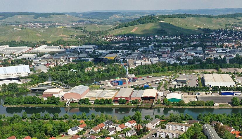Blick &uuml;ber Heilbronner Hafenanlagen: F&uuml;r den G&uuml;tertransport auf dem Neckar spielt der Standort eine zentrale Rolle.