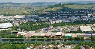 Blick &uuml;ber Heilbronner Hafenanlagen: F&uuml;r den G&uuml;tertransport auf dem Neckar spielt der Standort eine zentrale Rolle.