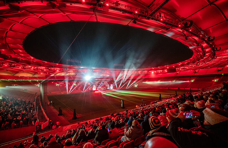 Zuschauer sehen sich in der MHP-Arena die Veranstaltung "Stars im Stadion – Das große Weihnachtskonzert" des VfB Stuttgart an. Bei dem Konzert traten bekannte Künstler auf- Zuschauer sehen sich in der MHP-Arena die Veranstaltung "Stars im Stadion – Das große Weihnachtskonzert" des VfB Stuttgart an. Bei dem Konzert traten bekannte Künstler auf-