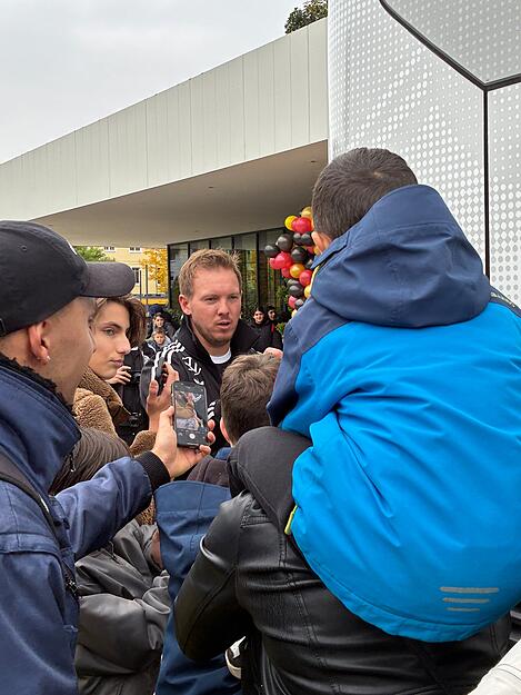 Zahlreiche Fans versammeln sich am Freitag um DFB-Trainer Julian Nagelsmann, um ein Foto oder ein Autogramm vor dem Parkhotel in Heilbronn zu ergattern.