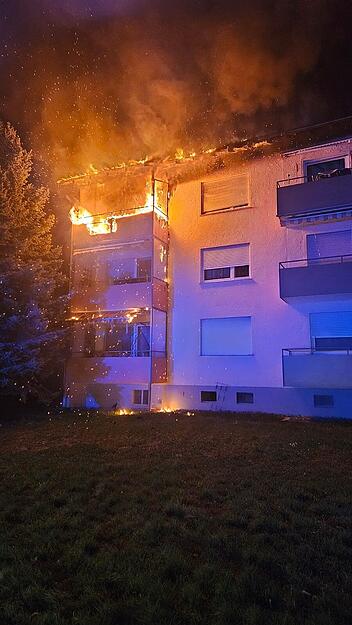 Das gesamte Gebäude wird evakuiert. Das gesamte Gebäude wird evakuiert.