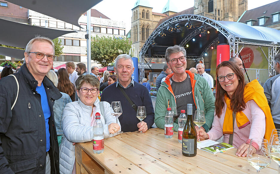In Gesellschaft genießen die Besucher des Heilbronner Weindorfs eine der vielen Sorten Wein, Secco und Sekt.